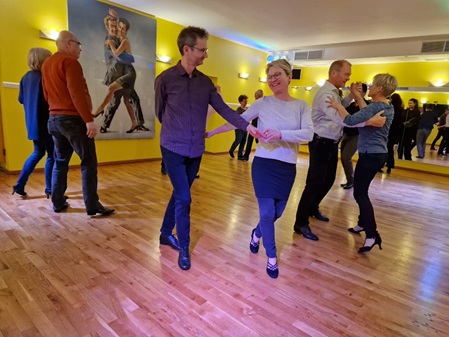 Paare beim Tanzkreis in der ADTV Tanzschule Swing & Fun in Berlin-Tegel / Borsigwalde