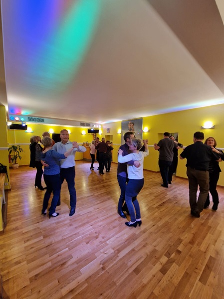 Paare beim Tanzkurs in der ADTV Tanzschule Swing & Fun in Berlin-Tegel / Borsigwalde